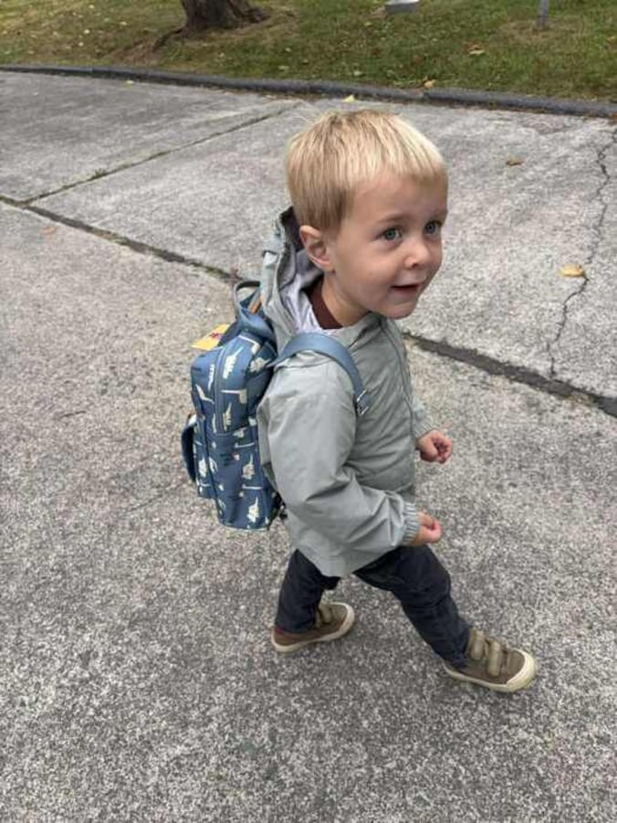Jules op weg naar school, op zijn allereerste dag.