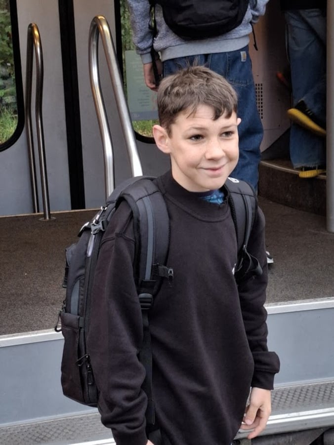 Niels ging voor de eerste keer alleen met de trein naar school.