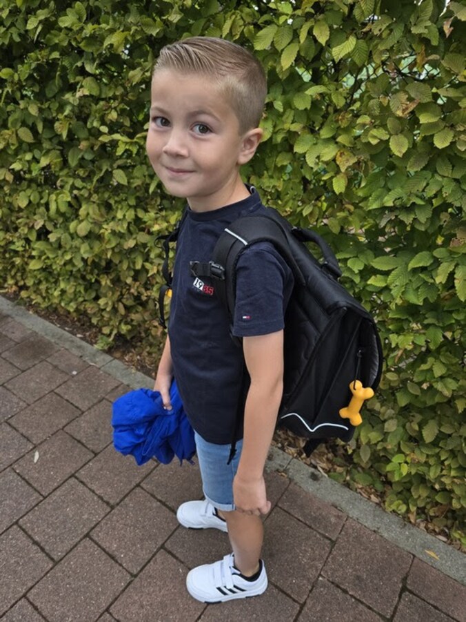 Nander vanochtend op weg naar school.