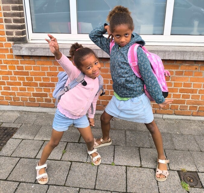 Willow en Maesie vlak voor hun vertrek naar school.