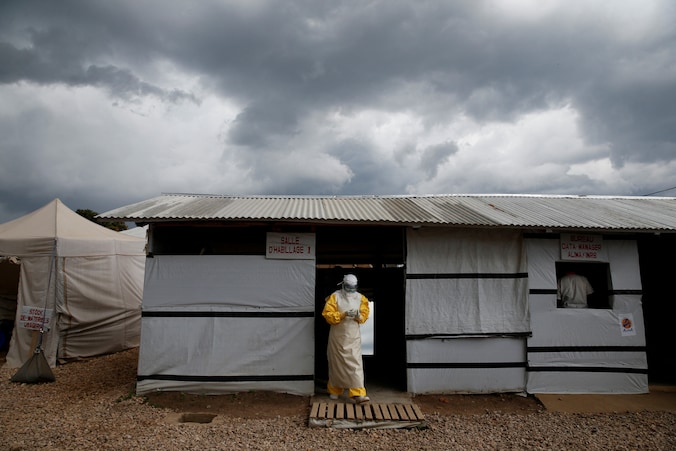 Archieffoto: gezondheidswerker met ebola-beschermingskleding in Congo