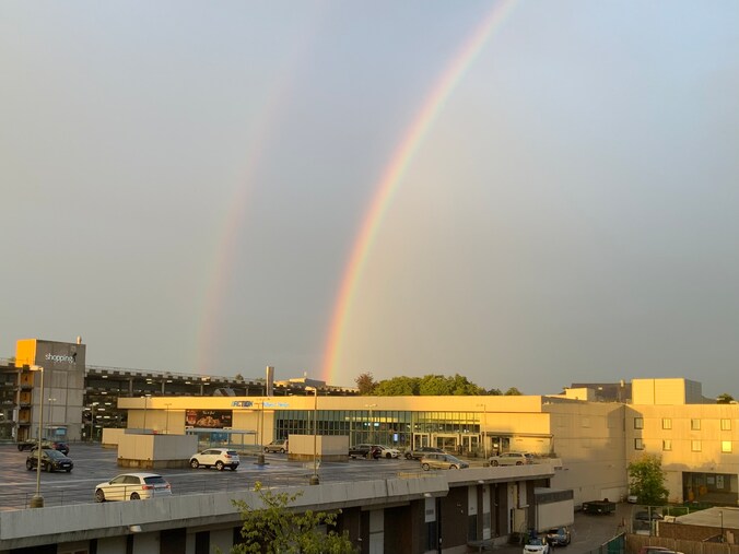 De dubbele regenboog aan de Genkse hemel