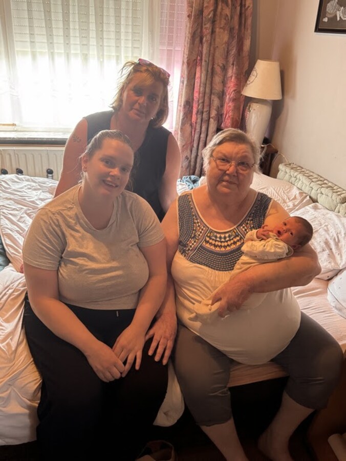 Overgrootmoeder Georgette de Kessel (78), grootmoeder Peggy Buyse (53), mama Shauni Anciaux (30) en Emily-Rose Pootemans