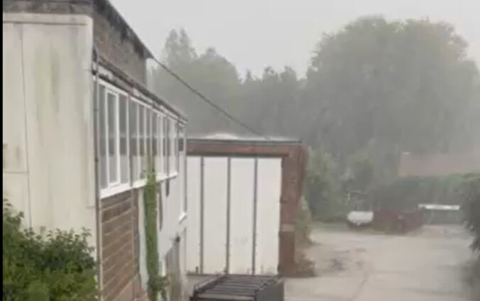 De eerste wolkbreuk in Kuurne is een feit