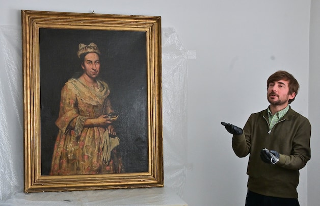 Curator Ariel Bassano spreekt de media toe bij het portret van Contessa Colleoni door de Italiaanse kunstenaar Giuseppe Ghislandi, een iconisch schilderij dat tientallen jaren geleden door de nazi’s werd gestolen