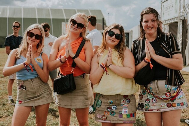 Het festival is volledig uitverkocht. Deze meisjes waren braaf en hadden op tijd hun ticket bemachtigd. 