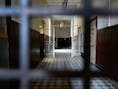 Bezetting gevangenissen stijgt, verlengde verloven dalen
