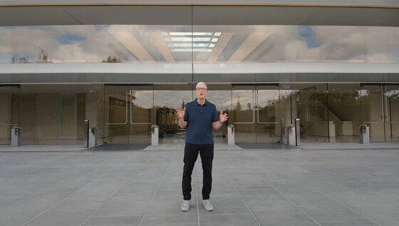 CEO Tim Cook aan de ingang van Apples hoofdgebouw in Californië.