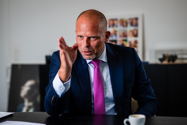 Francken: “Kaki schrikt meer af dan blauw.”
