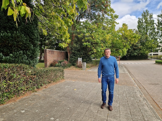 Het Lochtenbergplein wordt volledig heraangelegd.