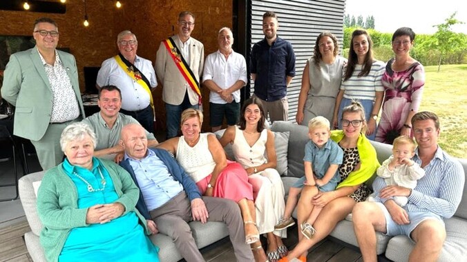 Rosa en Jacques samen met hun kinderen en kleinkinderen, en de burgemeester en schepenen van de gemeente Wervik