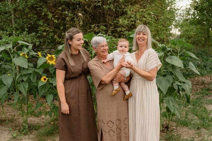 Overgrootmoeder Lydia, oma Wendy en mama Thalia samen met baby Loïs.
