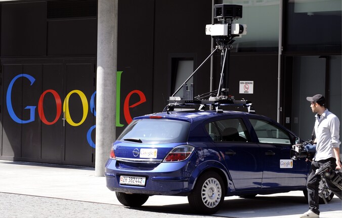 Een wagen van Google maakt foto's voor Street View.