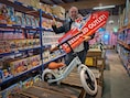 Speelgoedkoning Dirk Henri (61) sluit na 14 jaar zijn Toys Outlet: “600 paletten gloednieuw speelgoed moeten straks nog de deur uit”