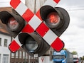 Moeder fietst met dochtertje achterop door rode lichten aan spoorwegovergang en krijgt boete