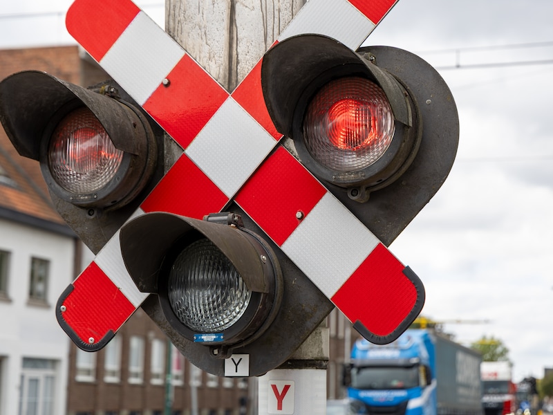 Moeder fietst met dochtertje achterop door rode lichten aan spoorwegovergang en krijgt boete
