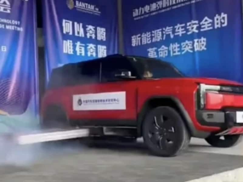 Hilariteit door video van Chinese auto: SUV lanceert accu met volle kracht uit zijkant van wagen