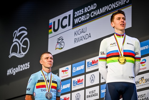 Tadej Pogacar kroonde zich voor het tweede jaar op rij tot wereldkampioen op de weg. In Rwanda verweest hij Remco Evenepoel naar het zilver.