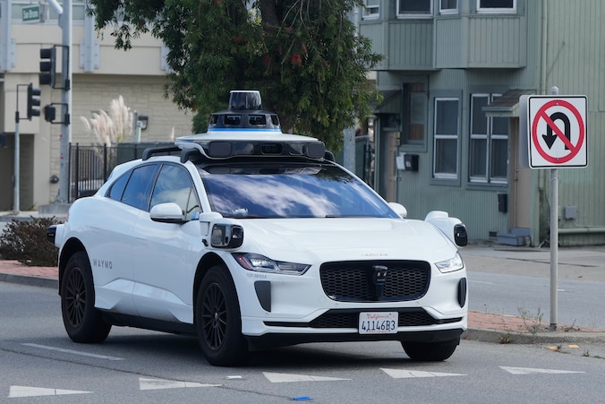 Een zelfrijdende taxi van Waymo in San Bruno, Californië. 
