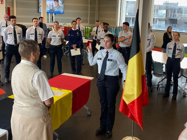 Nieuwe politie-inspecteurs leggen eed af: “We klimmen stilaan uit de ...