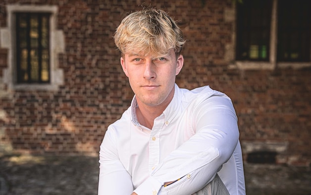 De profielfoto van Emmanuel op LinkedIn is zijn recente verjaardagsfoto.