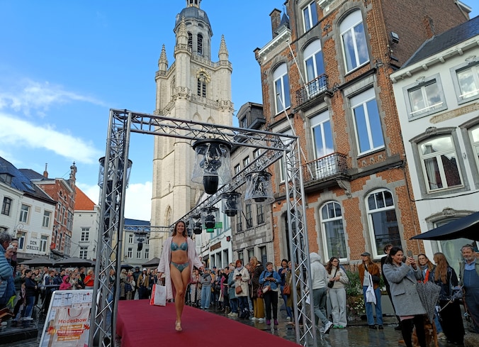In oktober organiseerde Halle een eerste modeshow. In de toekomst zal dit tweemaal per jaar gebeuren.