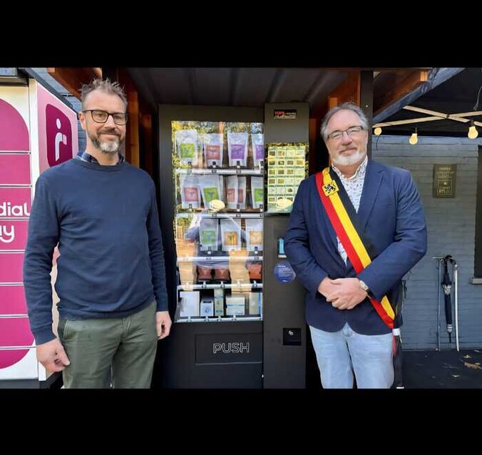 Burgemeester Lode Van Looy (rechts) kwam afgelopen zaterdag de automaat officieel openen en wenste Bart (links) veel succes.