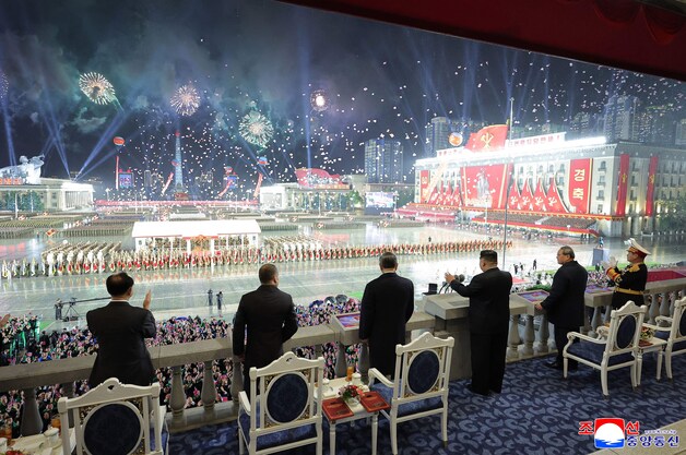 Onder meer de Chinese premier Li Qiang en de Russische oud-president Dmitri Medvedev woonden het evenement bij. 
