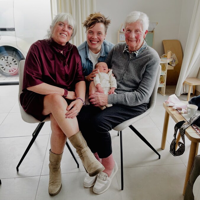 Oma Alice (85), pittemie Christine (58) en mama Silke (32) zijn enorm trots dat ze deel uitmaken van dit viergeslacht met baby Luciel.