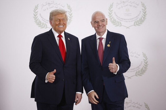 FIFA-voorzitter Gianni Infantino (rechts) en de Amerikaanse president Donald Trump poseren tijdens een top over Gaza in Sharm el-Sheikh op 13 oktober 2025.