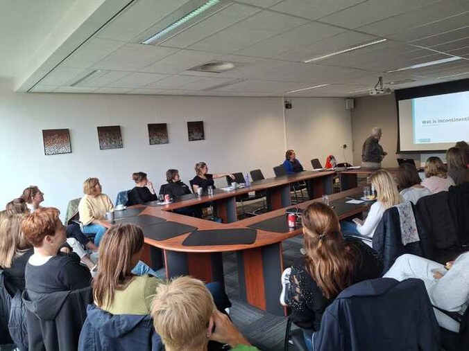 Tijdens de vorming kregen deelnemers inzicht in het herkennen en bespreekbaar maken van (verborgen) incontinentieproblemen.