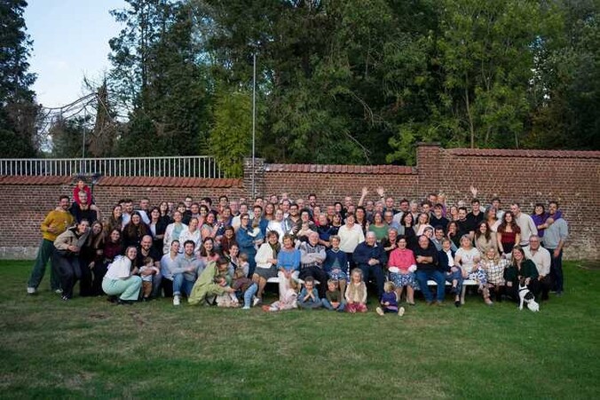 De grote familiefoto met 120 mensen in Huizingen.