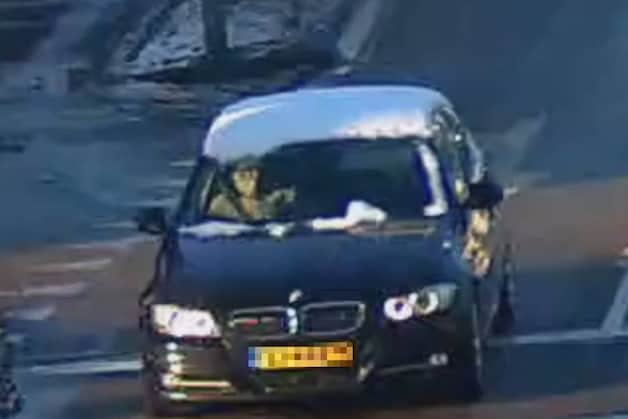 De politie van Nederland is op zoek naar deze donkere BMW, die voor een mislukte overval op een juwelier in Maastricht door ons land reed. De nummerplaten van de BMW blijken vals te zijn.