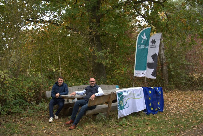 Schepen David Janssens (rechts) mocht de picknickbank al eens uittesten.