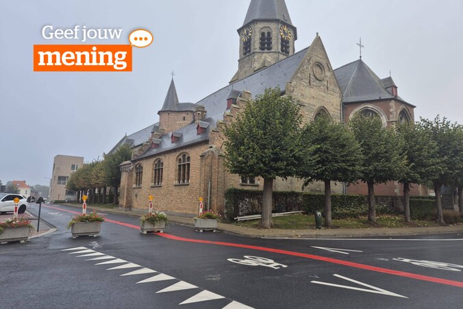 De bloembakken naast de kerk zijn voer voor discussie in Pittem