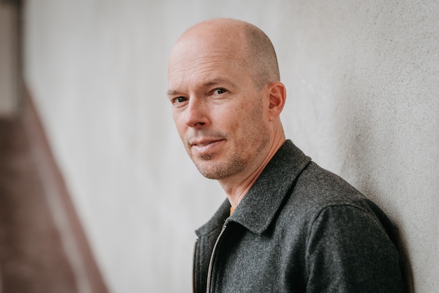 Tom Van de Weghe, Vlaams journalist en documentairemaker voor de Vlaamse openbare omroep VRT.