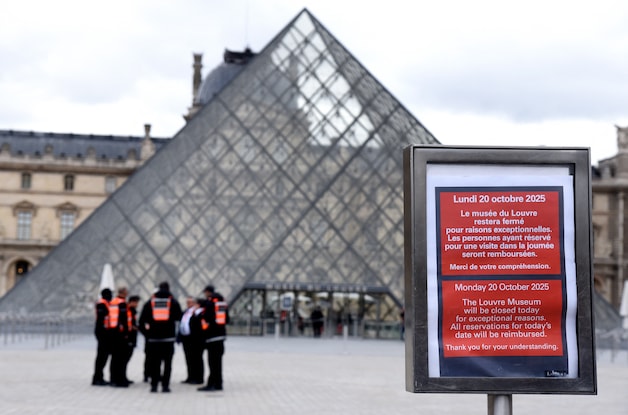 Politie bij het Louvre, dat gisteren voor de tweede dag op rij gesloten bleef.