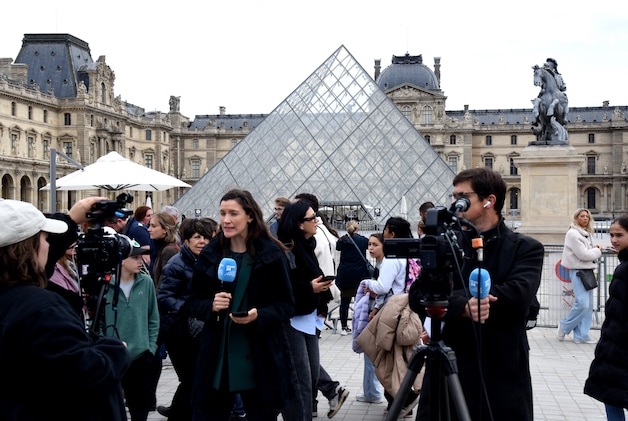 Verslaggevers voor het Louvre, dat gisteren voor de tweede dag op rij gesloten bleef.