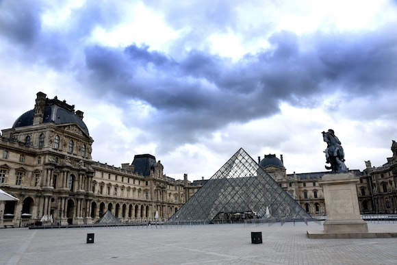 Donkere wolken boven het Louvre.