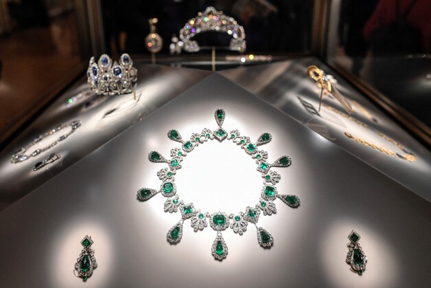 De smaragden collier en smaragden oorbellen van keizerin Marie-Louise in het Louvre.
