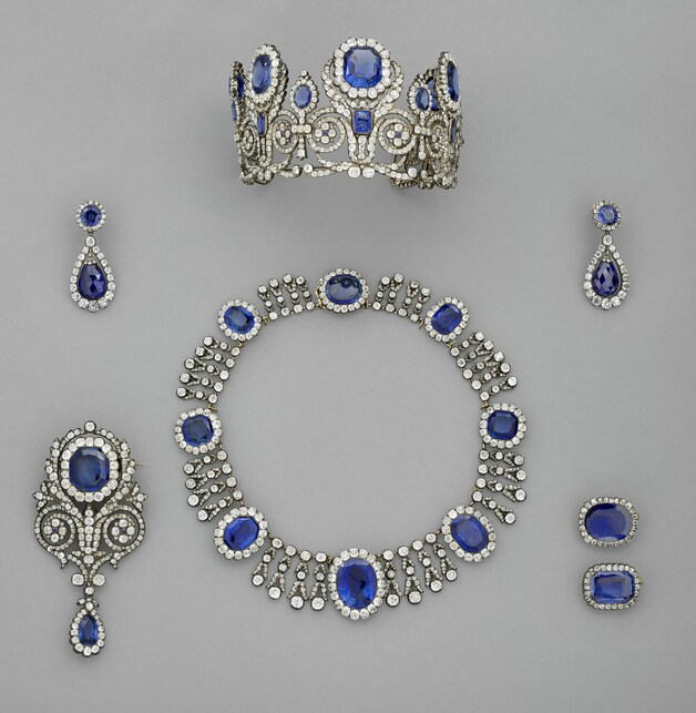 Een deel van deze sieradenset met saffieren is uit het Louvre ontvreemd: het gaat om de tiara, oorbellen en het collier.