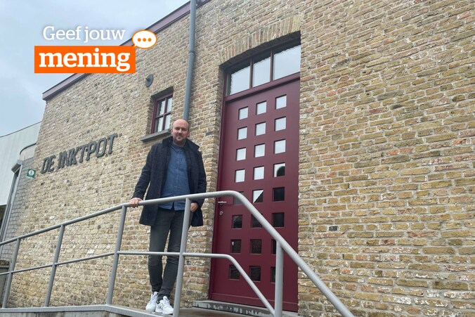 Schepen Stijn Ramboer bij de ingang van 'De Inktpot'