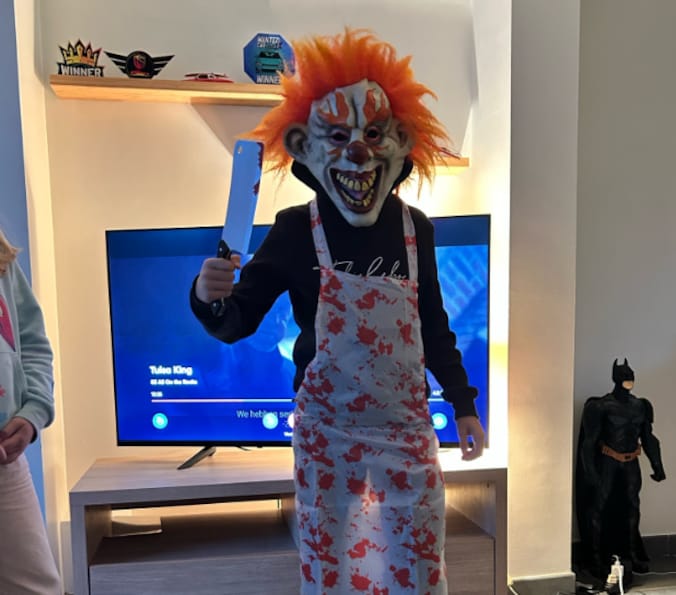 Mattiz verkleedt zich als clown.