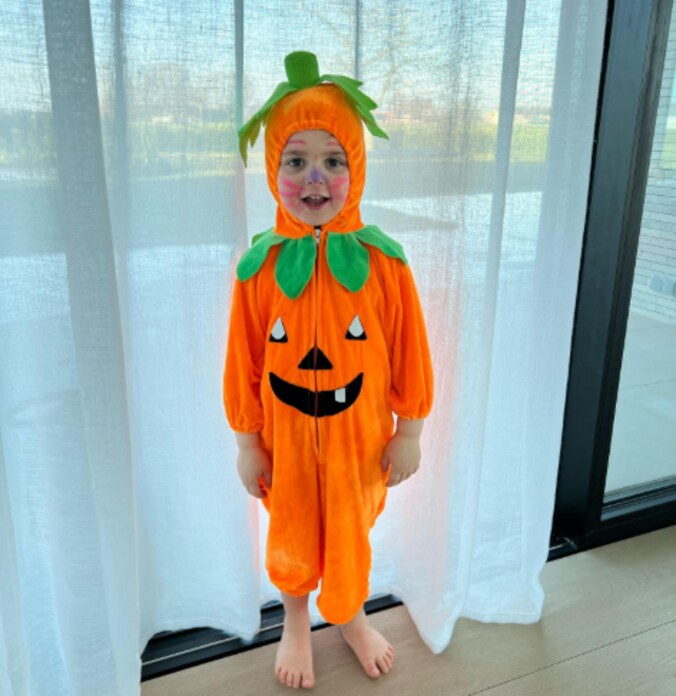 Maurice uit Oostnieuwkerke gaat als pompoen verkleed voor Halloween