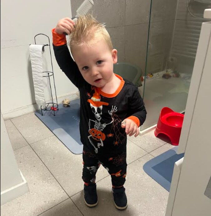 Aiden uit Kessel viert Halloween in de crèche.