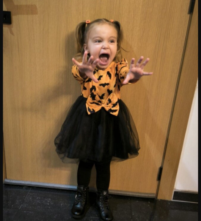 Belize uit Paal gaat in halloweenthema naar school.