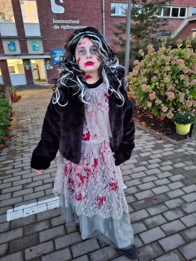 Deze leerling verkleedde zich zeer eng voor Halloween