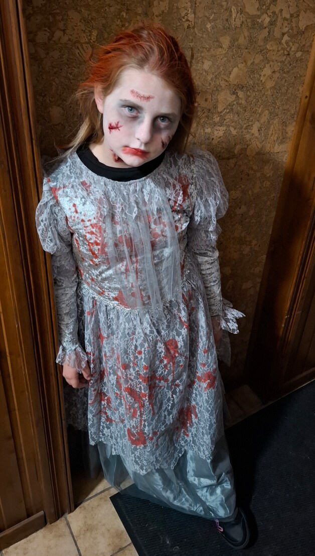 Deze leerling verkleedde zich zeer eng voor Halloween