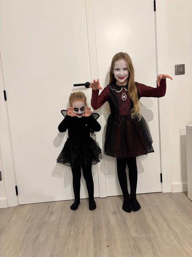 Juliette en Amelie zijn prachtig verkleed vandaag