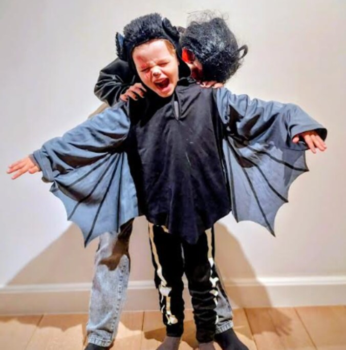 Jul en Gus uit Laakdal gaan in halloweenthema naar school.